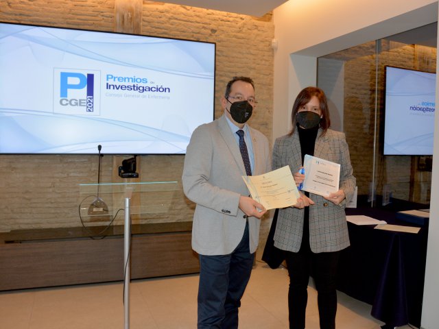 Leticia Sánchez, premio otros ámbitos, recibe el galardón de José Luis Cobos, vicepresidente III del CGE